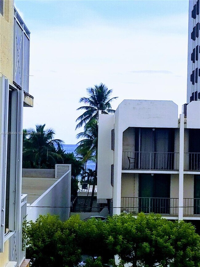 Building Photo - 2642 Collins Ave