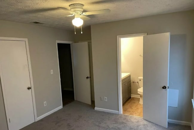 Building Photo - 2 bed 2.5 bath in Stockbridge!