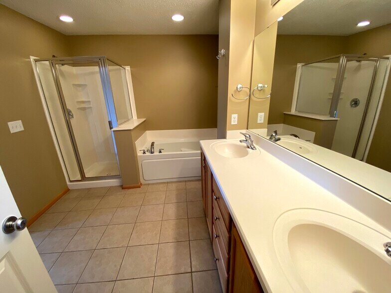 Upstairs Shared Bath - 12210 Urbank Street Northeast