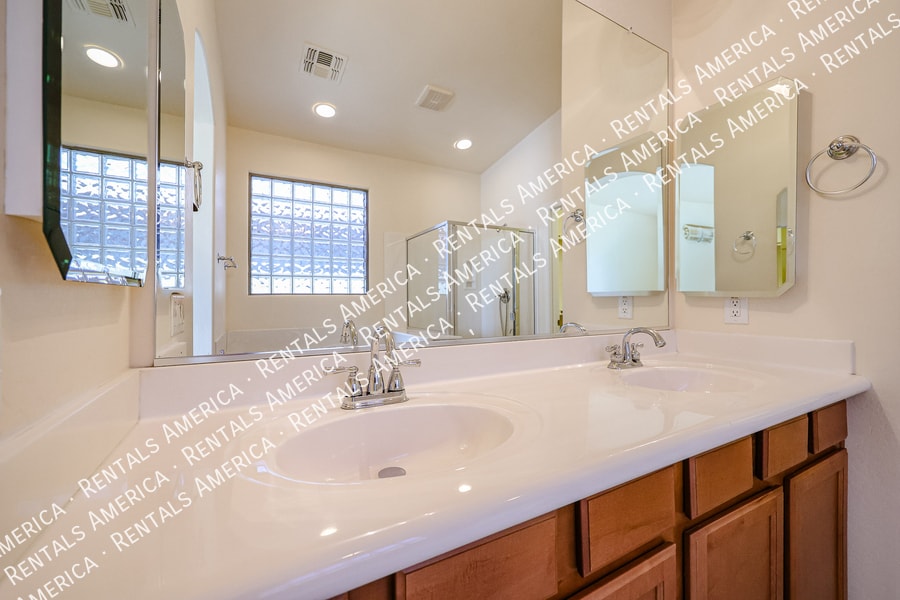 Building Photo - 4325 W Powell Dr