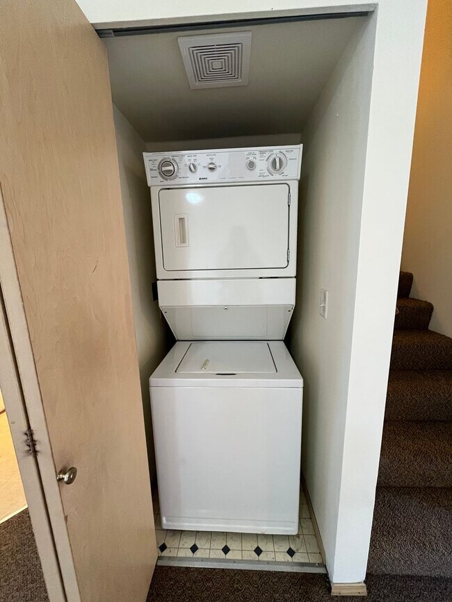 Building Photo - Three Bedroom Townhouse Style Unit
