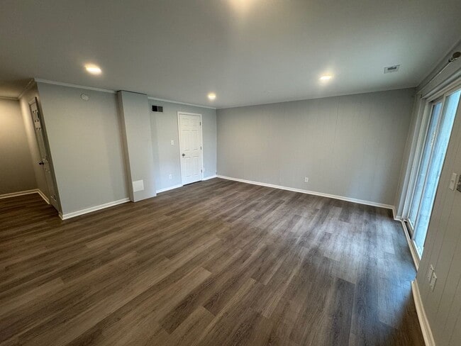 Building Photo - Renovated Townhouse with Fenced Yard