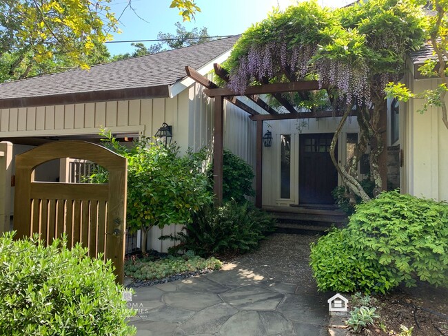 Primary Photo - Stunning 3BD/2.5BA Home with Breathtaking ...