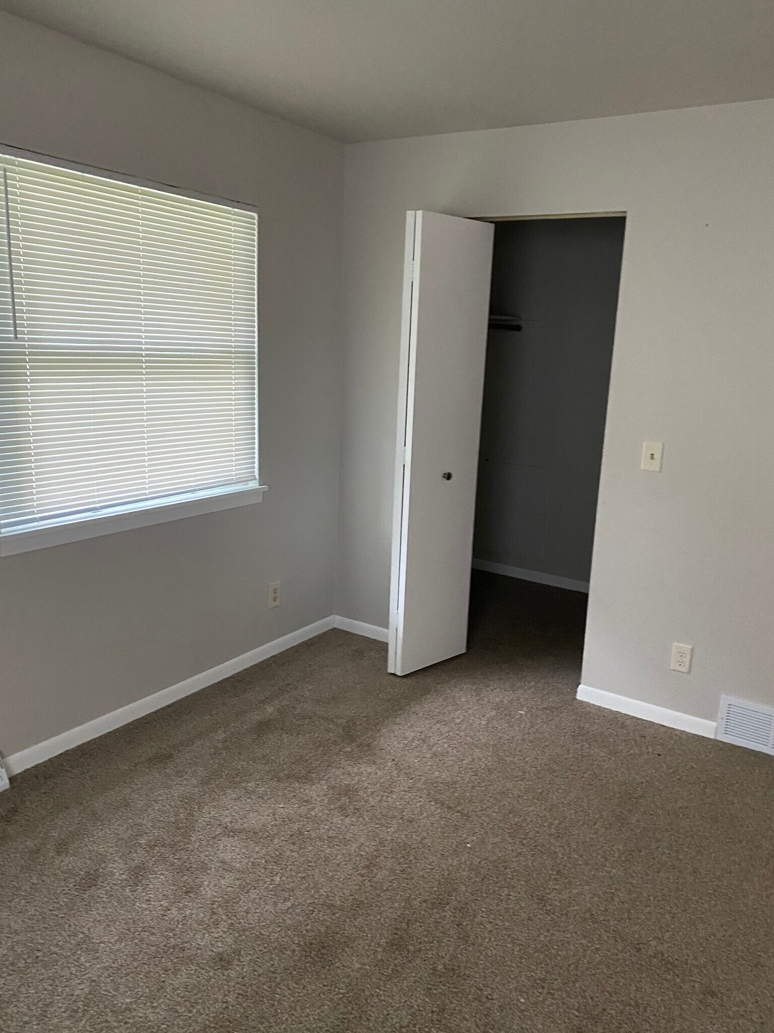 Building Photo - 5671 Williamsburg Way