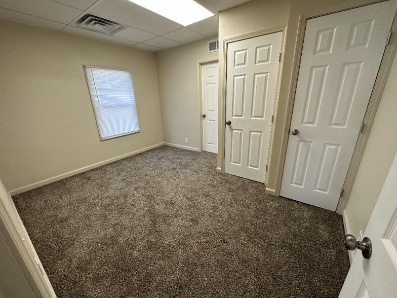 Building Photo - 921 Main St