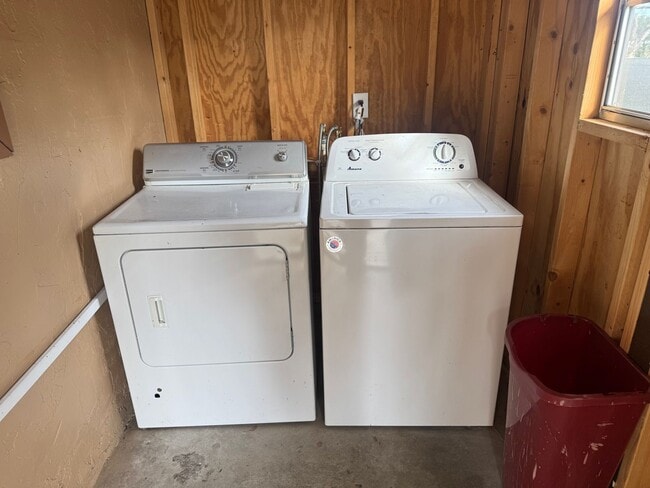 Building Photo - Spacious (Almost 3,000 sq ft) 6 Bedroom, 3 Bath Furnished Home – Live Oak, FL