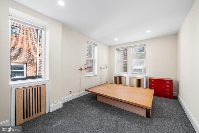 Building Photo - 705 S Warnock St