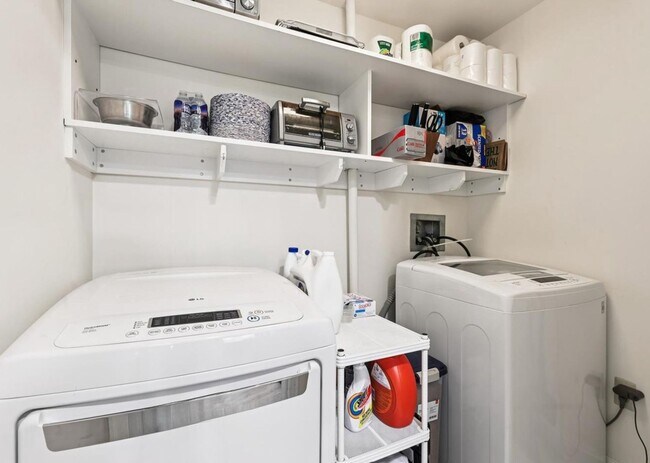 Building Photo - Georgetown Style with Garage PARKING