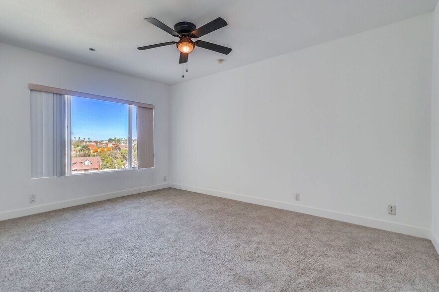 Building Photo - 230 S Catalina Ave
