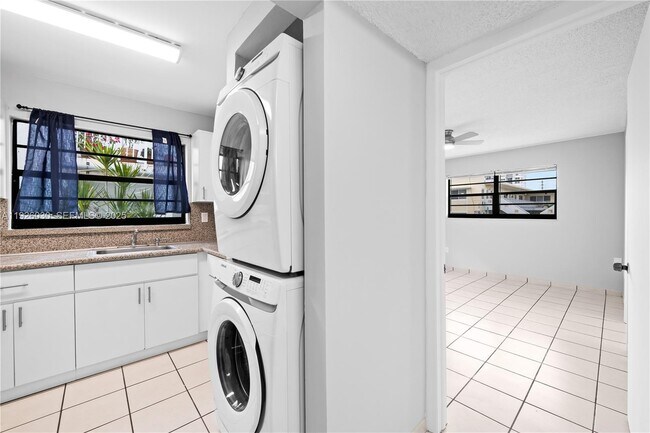 Building Photo - 7915 Harding Ave