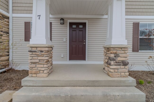 Building Photo - Premier Place and Premier Living!