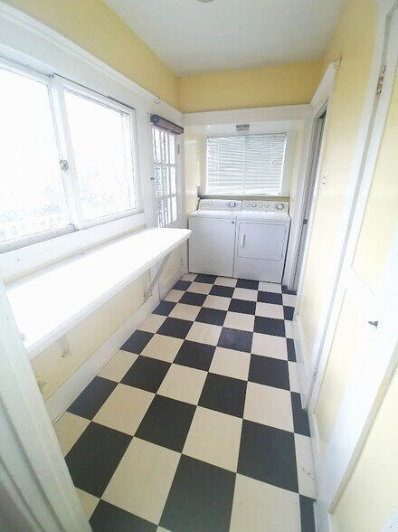 Building Photo - 4546 Kingswell Ave
