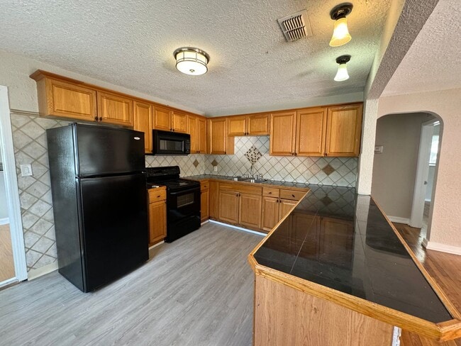 Building Photo - Fenced in four bedroom house near beautiful Gulfport