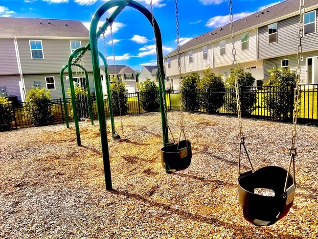 Building Photo - 3 BR Townhome in Arden Woods Townhomes