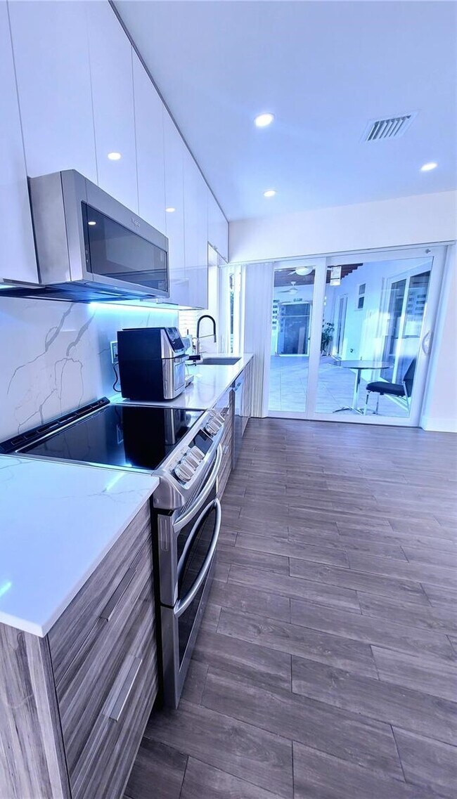 Building Photo - 1320 Arthur St