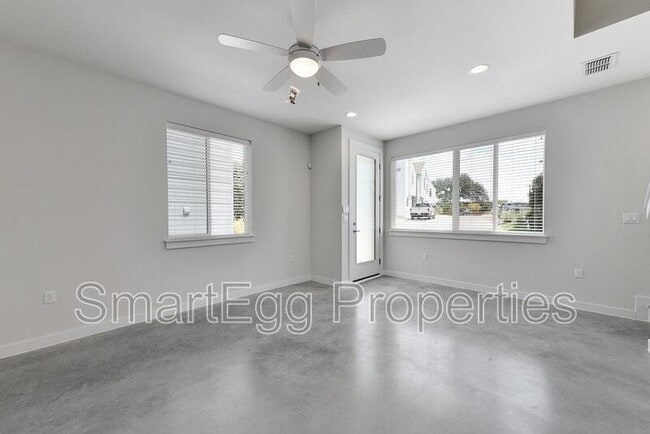 Building Photo - 801 N Bluff Dr