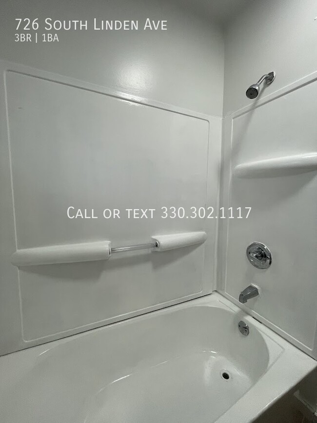 Building Photo - Three bedroom one bathroom apartment for rent