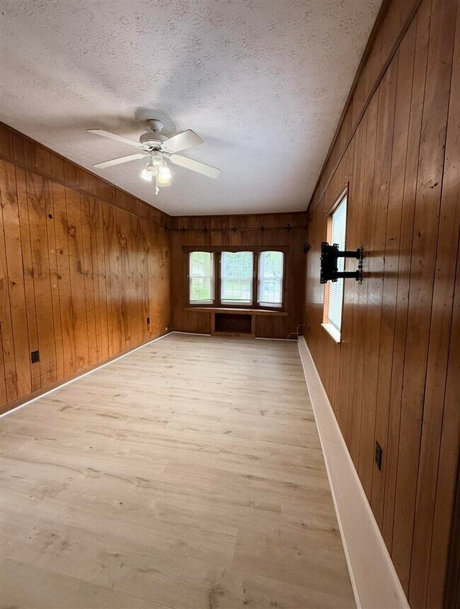 Building Photo - 806 Shawnee Way