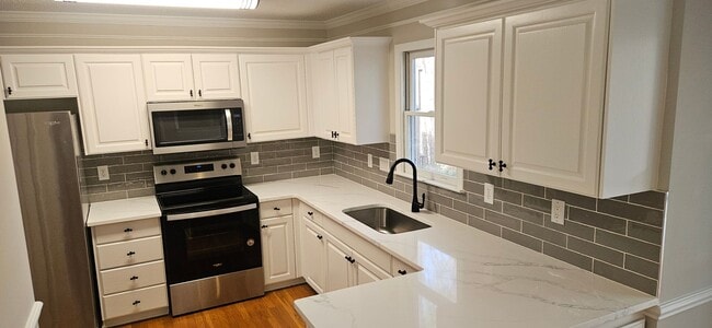 Building Photo - Beautiful, Hard to Find 4br/2.5ba in Cary! Available Now!