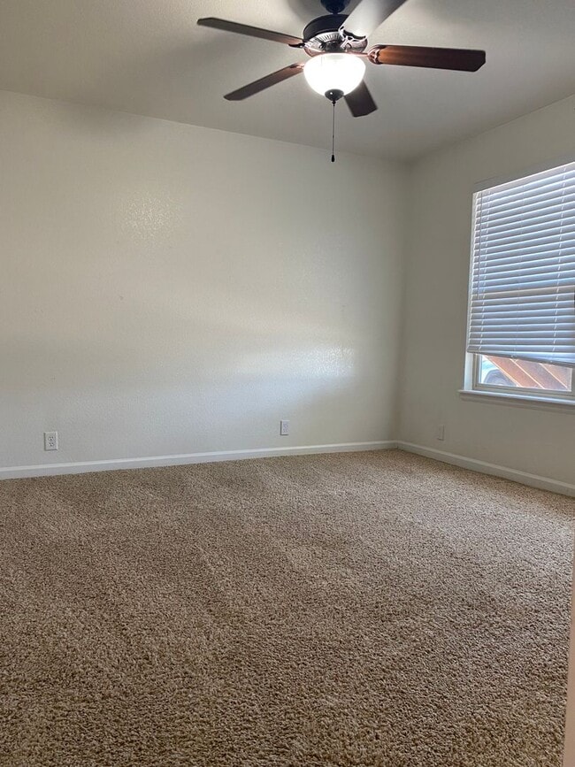 Building Photo - 2 Bedroom 1 Bath Lower Level Unit in Villa...