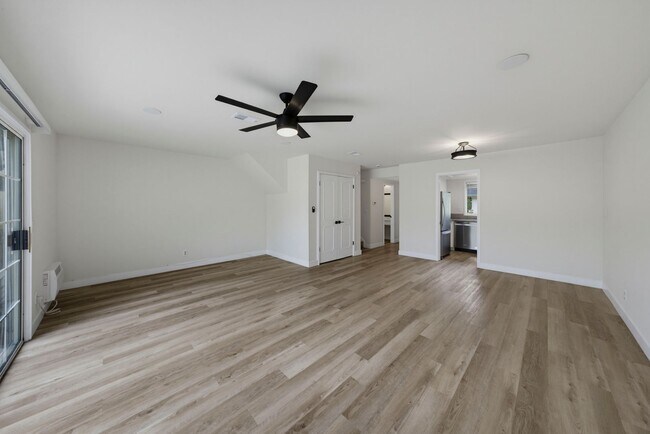 Building Photo - Charming 2-Bedroom Townhouse for Rent in Huntington Beach!