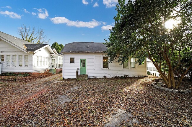 Building Photo - Lovely historic home in Gastonia!