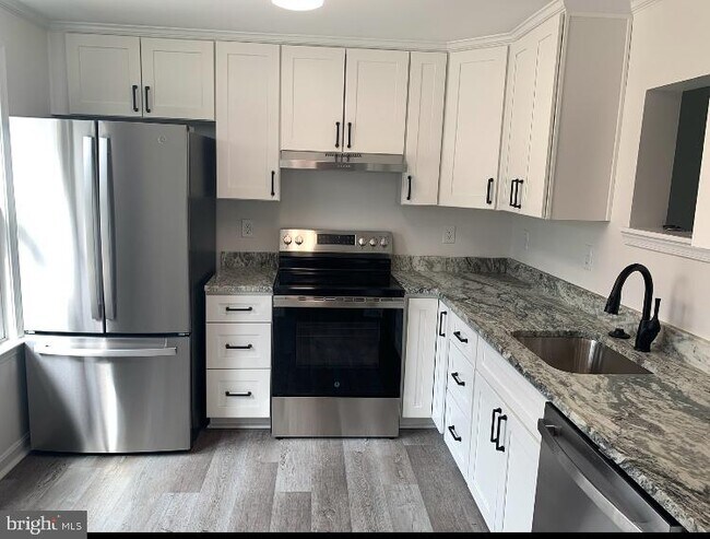 Building Photo - 2005 Wintergreen Pl