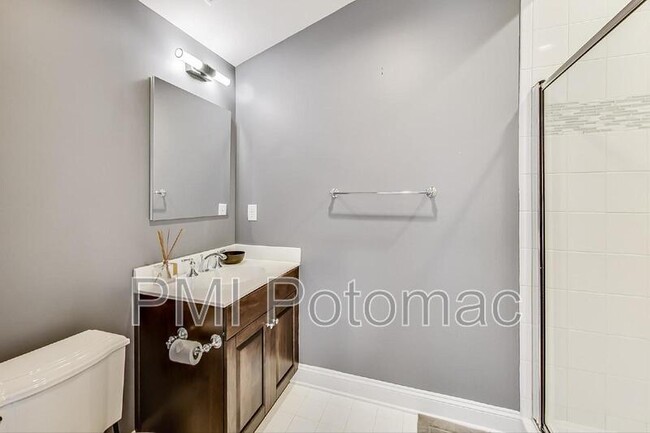 Building Photo - 10821 Symphony Park Dr