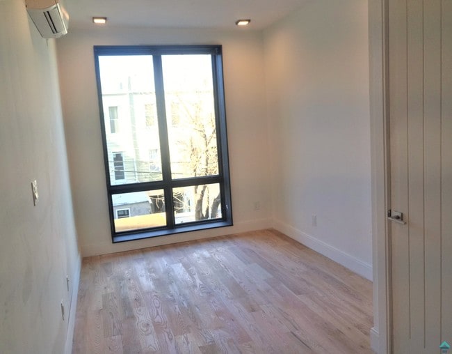 Building Photo - 691 Chauncey St