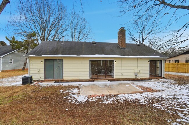 Building Photo - 3 Bedroom Ranch with a 2 Car Garage!