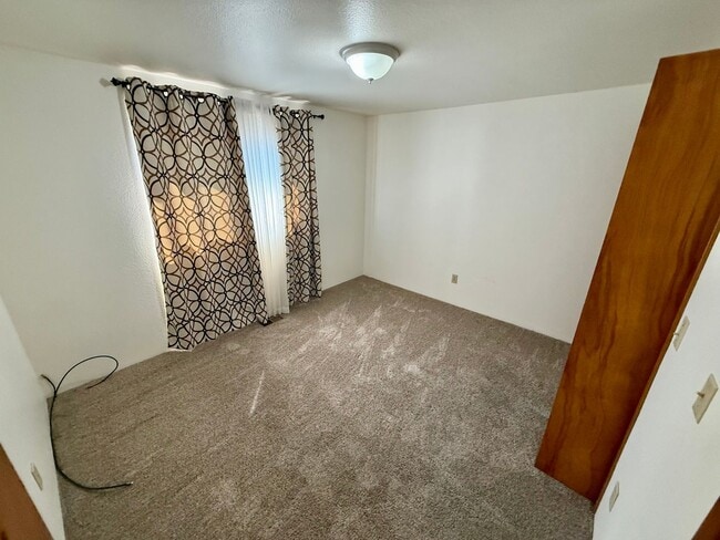 Building Photo - Welcome to this Charming 3 bedroom, 2 bath...