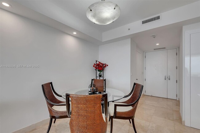 Building Photo - 848 Brickell Key Dr