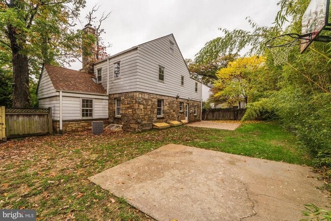 Building Photo - 1239 S Oakcrest Rd
