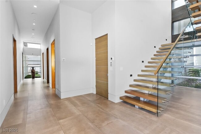 Building Photo - 5 Rockstream Dr
