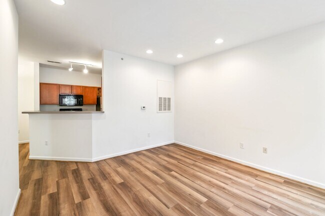 Building Photo - 1BR, 1Ba Condo in Walker Square