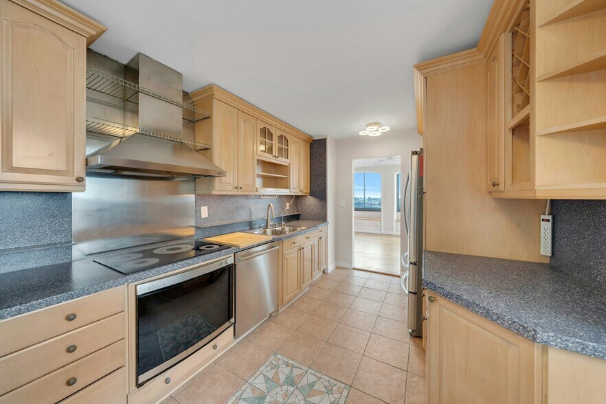 Building Photo - 300 Winston Dr