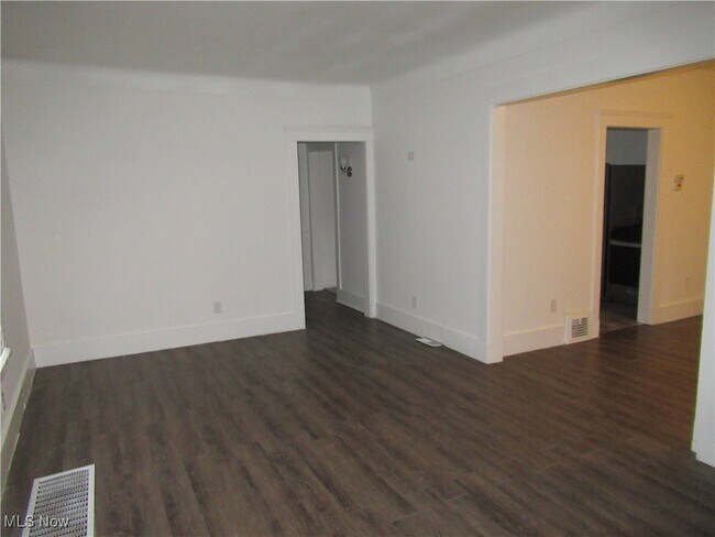 Building Photo - 118 W Glendale St