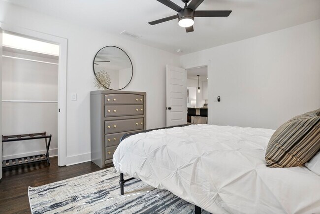 Building Photo - 975 Shadowridge Dr SE