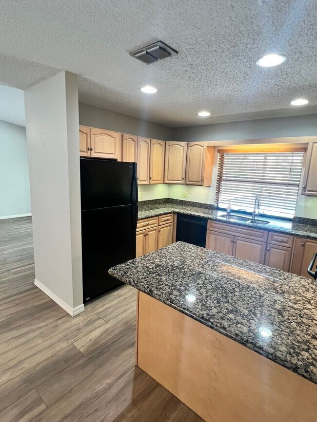 Building Photo - BEAUTIFUL 3 BEDROOM POOL HOME IN SANDPIPER...