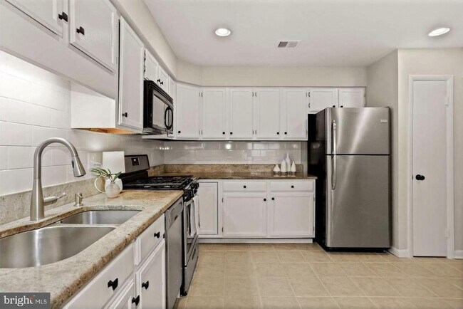 Building Photo - 3875 Steppes Ct
