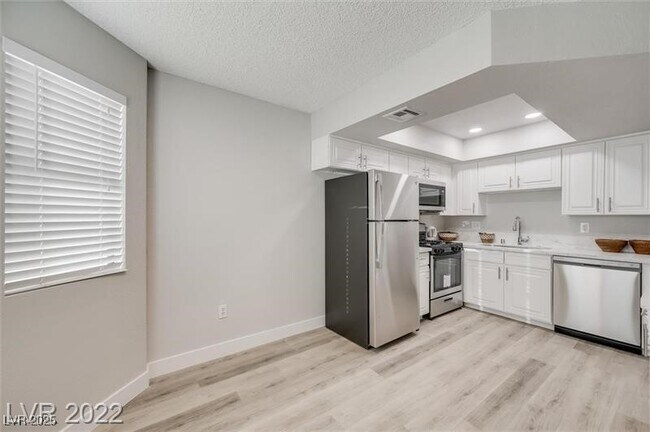 Building Photo - 853 Rock Springs Dr