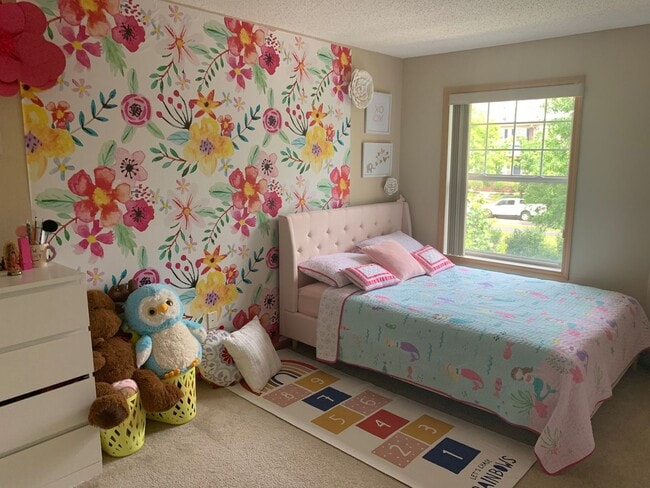 Building Photo - Lovely 2 Bed / 2 Bath TH w/ Heated Underground Parking in Plymouth!