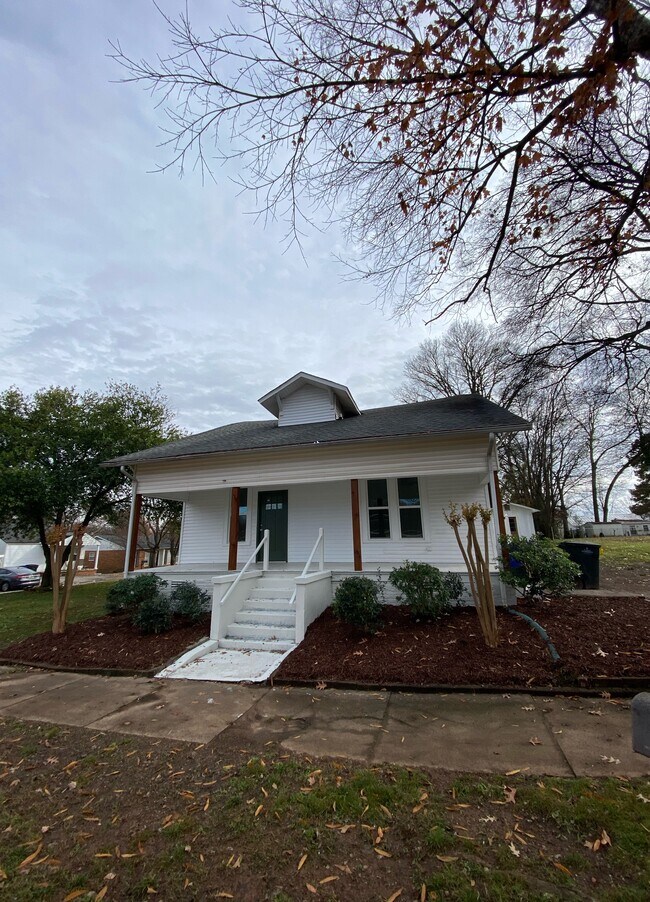 Building Photo - 628 E Tombigbee St