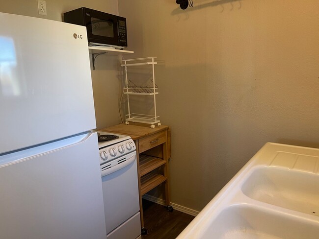 Building Photo - Studio with Kitchenette in Private Location