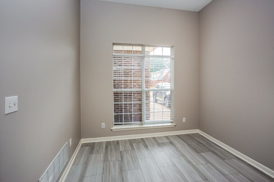 Building Photo - 610 Classic Dr N