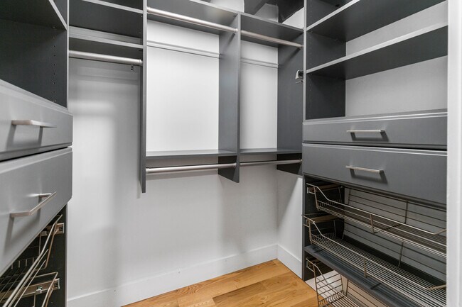 Building Photo - 2003 Brooklyn St