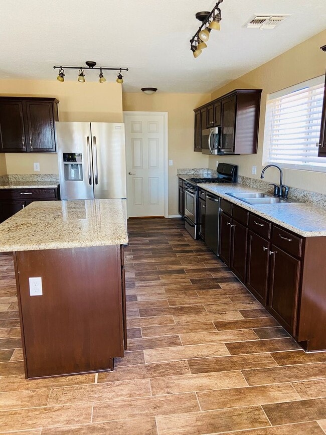 Building Photo - 5 bedroom 3 bath Remolded home Ready to move in!