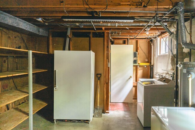 Building Photo - 7725 SW Miner Way