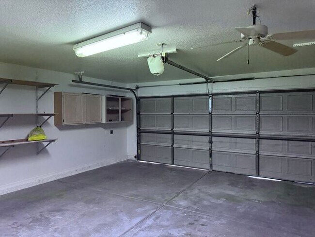 Building Photo - Adorable single floor 4 bedrooms,2 bathroo...