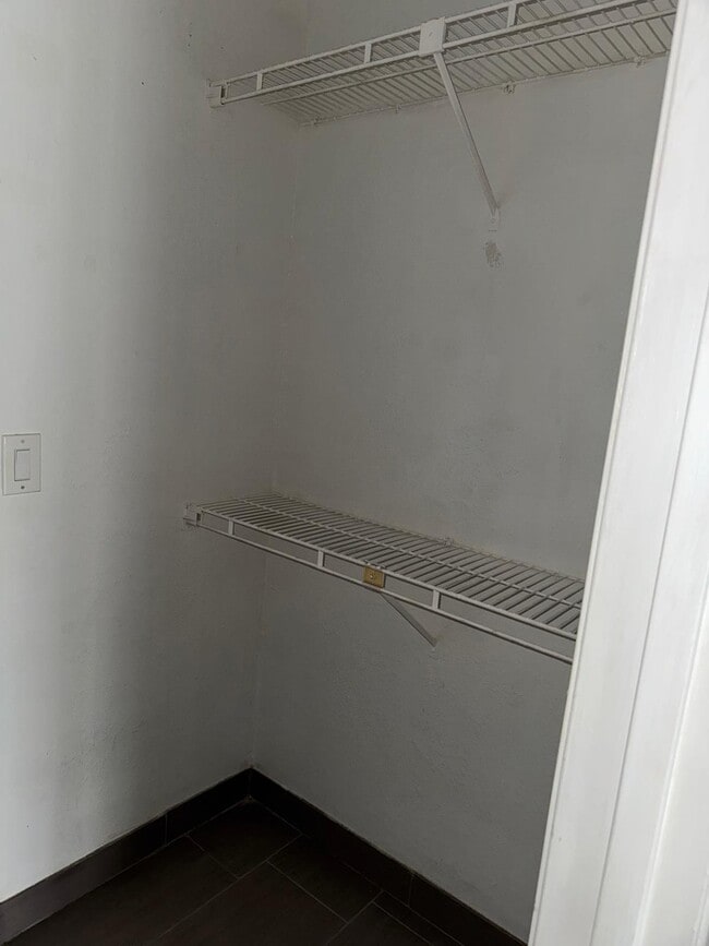 Building Photo - 4029 Versailles Dr